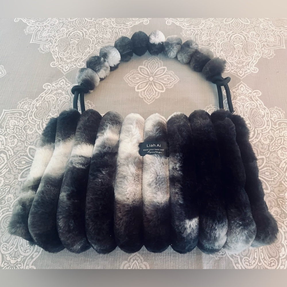 NWOT Liah Ai Designer Luxurious Plush Faux Fur Zip HandBag Beautiful Never Used